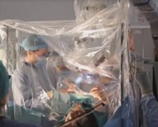 Touha žít: Britka hrála na housle, zatímco chirurgové jí dělali těžkou operaci. Provozní video