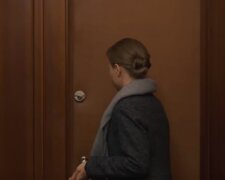 Kateřina začala pronajímat byt. Hned první večer zazvonili u dveří. Byl to mladík s kyticí růží