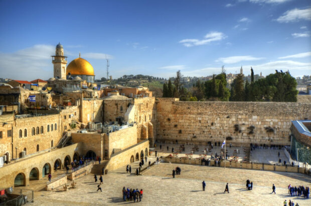 "Řekněte, o co žádáte Boha?" Novinářce CNN bylo řečeno o velmi starém Židovi, který se chodí denně modlit u Zdi nářků.