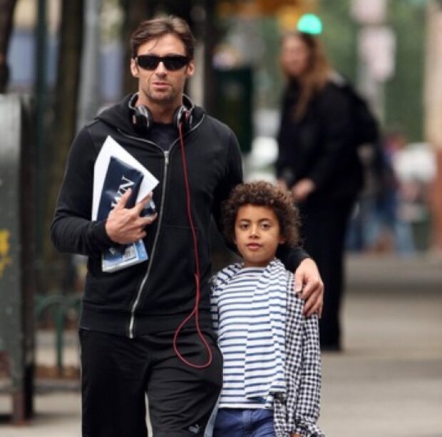 Hugh Jackman a dítě. Foto: snímek obrazovky 2aktera.ru