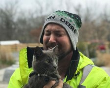 „Plakal jsem štěstím.“ Dojemné a neuvěřitelné setkání páníčka se svým ztraceným kocourem