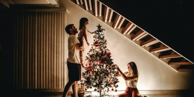 Proč maminka 11 měsíců schovávala oblečené vánoční stromek: Co si o tom lidé myslí