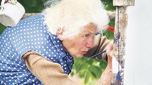 90letá stařenka proměňuje domy v opravdové umělecké dílo