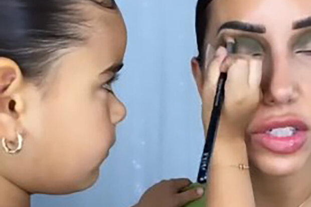 "Možná to bude její povolání": Jak v 5 letech může malá holčička aplikovat make-up na obličej mámy lepší kosmetička