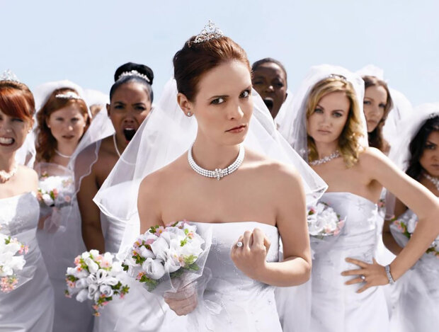 "Chystám pro tebe překvapení": Proč nevěsta vyhodila ze svatby kamarádku, která přišla ve svatebních šatech