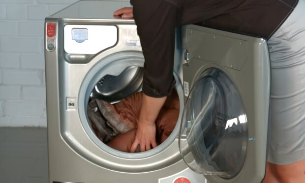 Zkušené hospodyňky se podělily o jednoduché tipy na kvalitní prádlo, Foto: snímek obrazovky YouTube