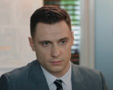 Pavel tiše otevřel dveře bytu, a tam tchýně s manželkou nadšeně mluvily o něm: "Jak se nestydí říkat takové věci"