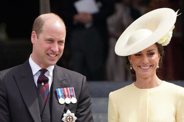 "Jen pár dní po oslavách": Proč princ William prodává noviny v centru Londýna