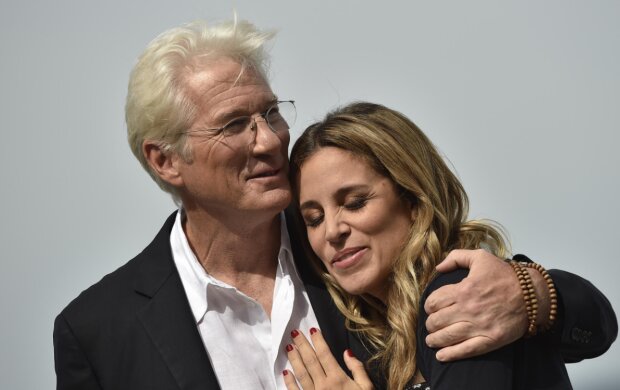 Richard Gere a Alejandra Silva. Foto: snímek obrazovky aisvip-a.akamaihd.net