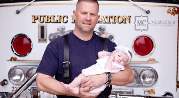 Záchranář adoptoval holčičku, které pomohl se narodit