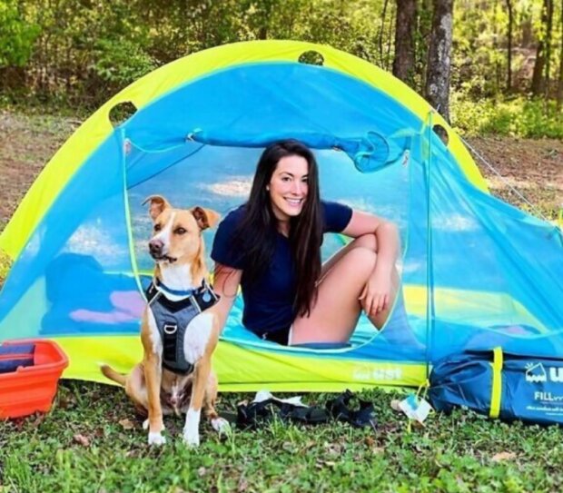 Holka a pes. Foto: snímek obrazovky Instagram