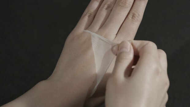"Snažili jsme se, aby bylo zařízení co nejmenší" Japonská společnost vynalezla sprej s „umělou kůží“