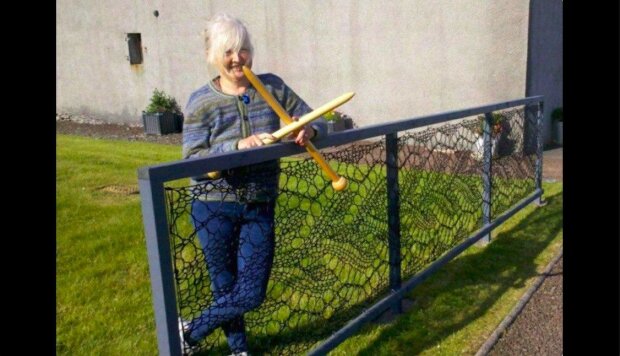 Ušetřila spoustu peněz: žena se rozhodla uháčkovat nový plot místo starého