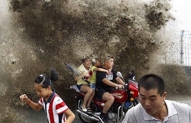 V Číně se vlna rozhodla jezdit společně s automobily