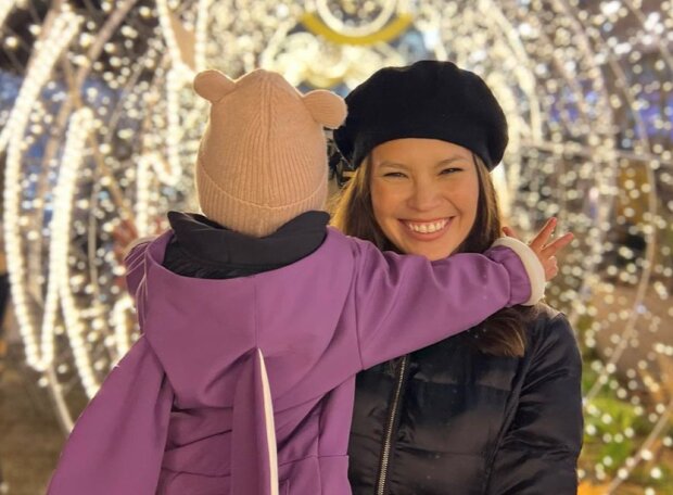 Monika Leová s rodinou vyrazila na  vánoční rozsvícení zahrady: "Letos už Mia bude Vánoce vnímat"