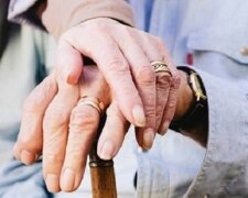 Ze života: "sedím u maminky v nemocnici. Vedle je babička, asi 90 let. Přichází k ní dědeček, sotva táhl nohy, stejný vyschlé jako ona"