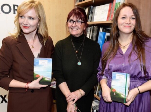 Anna Geislerová a Lenka Geislerová a pyšná maminka Věra. Foto: snímek obrazovky extra.cz