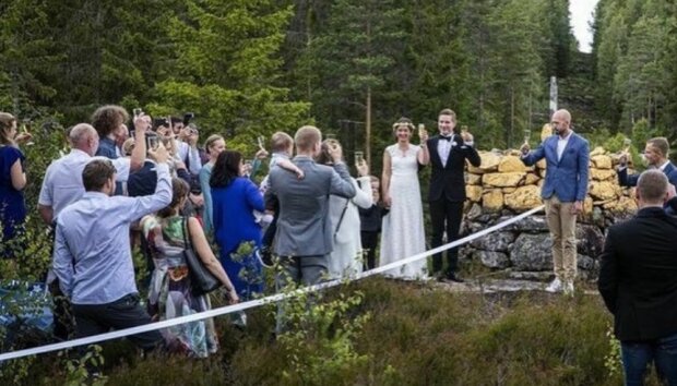 Hranice nejsou překážkou: pár rozdělený karanténou našel způsob, jak se vzít