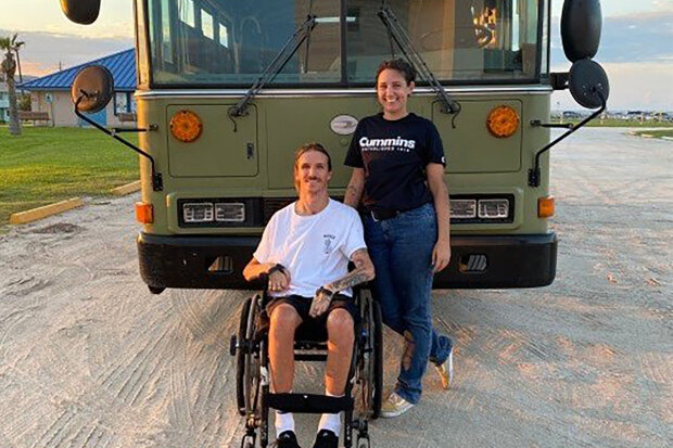 "Tento autobus není jen na cesty, ale i na celý život": Jak žena přestavěla starý školní autobus na domov pro bratra upoutaného na invalidní vozík
