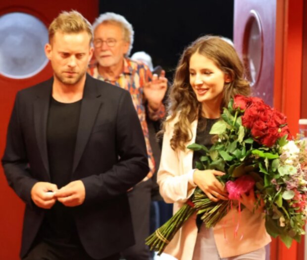 Sara Sandeva a Jakub Prachař. Foto: snímek obrazovky blesk.cz