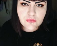 Zamilovaná dívka se přestala stydět za svůj vzhled a nechala si narůst vousy