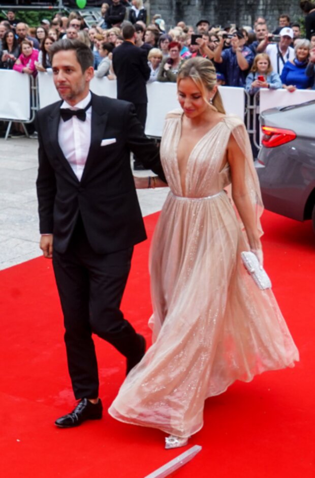 Janek Bartoška s Denisou Mendrejovou. Foto: snímek obrazovky extra.cz