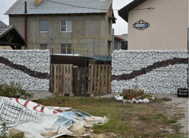 Stavbaři Nechtěli Pracovat A žena Si Postavila Plot Sama žena Přišla