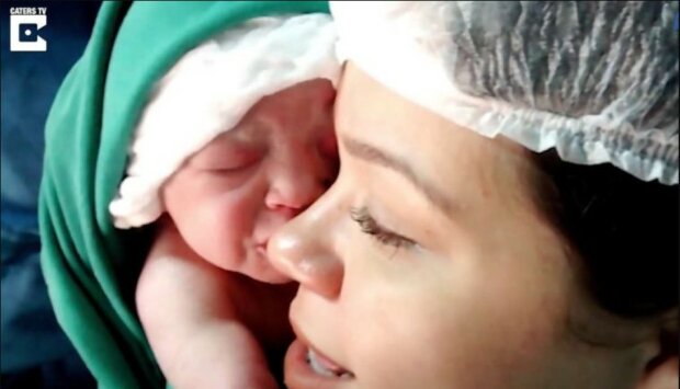 Hned po porodu přiložila miminko k matčině tváři. Dítě ji objalo a nechtělo pouštět