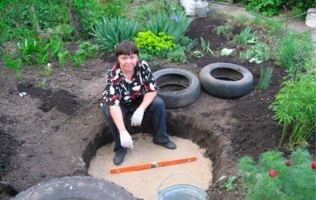 Žena na zahradě zakopala tři nepotřebné pneumatiky. Na výsledek její práce se přišli podívat všichni sousedé