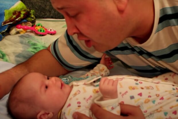 Otec a miminko. Foto: snímek obrazovky YouTube