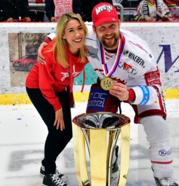 Petr Vrána tragicky přišel o manželku Lindsey. Foto: snímek obrazovky isport.blesk.cz
