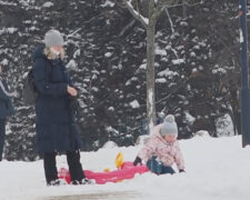 Vzali sáňky a připojili se k dětem: Karel Janeček s manželkou Lilií Khousnoutdinovou se skvěle svezli na Petříně