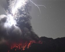 „Srážka přírody“: fotografovi se podařilo zachytit okamžik sopečné erupce během bouře