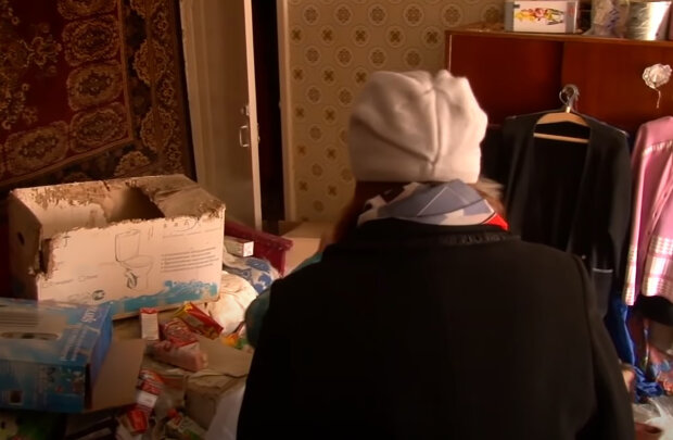 "Kvůli hromadám odpadků se nemůžu pohybovat po domě": muž ukázal, jak vypadá jeho byt