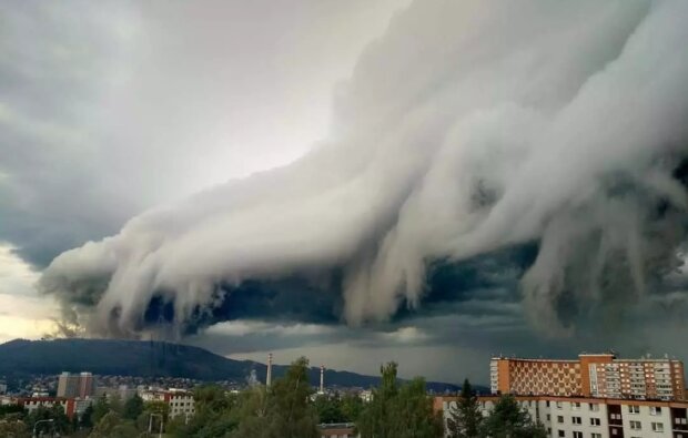 O podívanou na Zlínsku se postaral shelf cloud. Lidé ukázali fotky velkolepého jevu