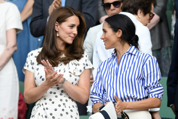"Na vině jsou šaty": Královský insider prozradil, jak tato fotka způsobila konflikt mezi Meghan Markleovou a Kate Middletonovou