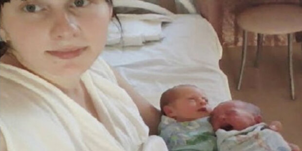 Matka 15 let tajila, že porodila ne dvojčata: od druhého dítěte žena odmítla v porodnici