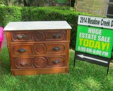 Sedmašedesátiletý muž koupil ve výprodeji komodu a uslyšel v ní divný zvuk, který změnil jeho život