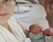 Matka 15 let tajila, že porodila ne dvojčata: od druhého dítěte žena odmítla v porodnici
