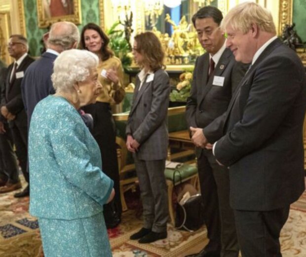 Boris Johnson a královna. Foto: snímek obrazovky tsn