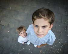 Různé oči: chlapec rád sám sebe, po narození bratra se stejnou zvláštností