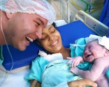 Táta mluvil se svou dcerou celých 9 měsíců. Poznala jeho hlas, když jí řekl první slovo