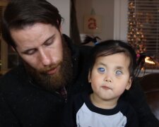 Nikdo nechtěl adoptovat malou holčičku: její "stříbrné oči" děsily všechny