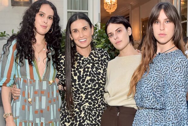 Demi Moore a dcery. Foto: snímek obrazovky ru.hellomagazine.com