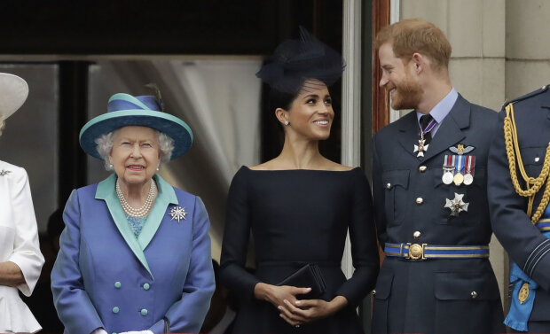 "Nepožádali královnu": Proč se princ Harry a Meghan Markle neobjeví na balkoně vedle jejího Veličenstva