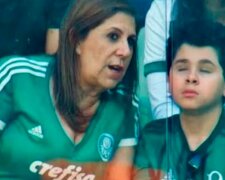 Maminka přivedla nevidomého syna na stadion - a celý zápas vysvětlovala, co se na hřišti děje