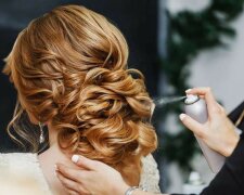 Snadné a jednoduché způsoby, jak učinit vaše vlasy tlustší a zdravější vizuálně