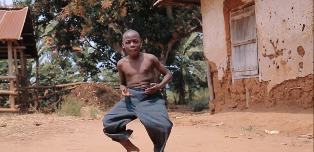 Eddie Kenzo a další děti z Afriky „zapalují srdce“ svým tancem: potíže se zhroutily pod tlakem talentu