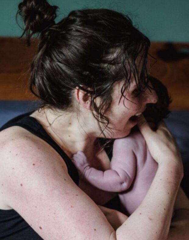 Matka a dítě. Foto: snímek obrazovky laykni.com