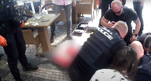 Policie v centru Prahy zachránila život kolemjdoucího: kamera zachytila, co se tam dělo